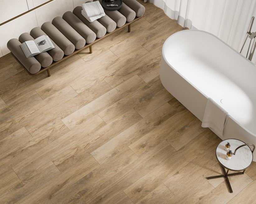 Wykończenie podłogi w łazience w drewnopodobnym gresie