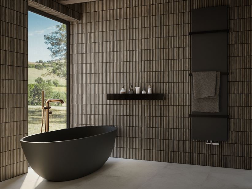 Łazienka z dużym oknem w brązowych stickach