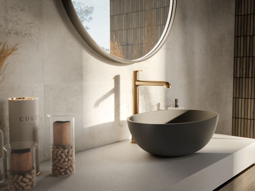 Czarna umywalka w łazience w betonie