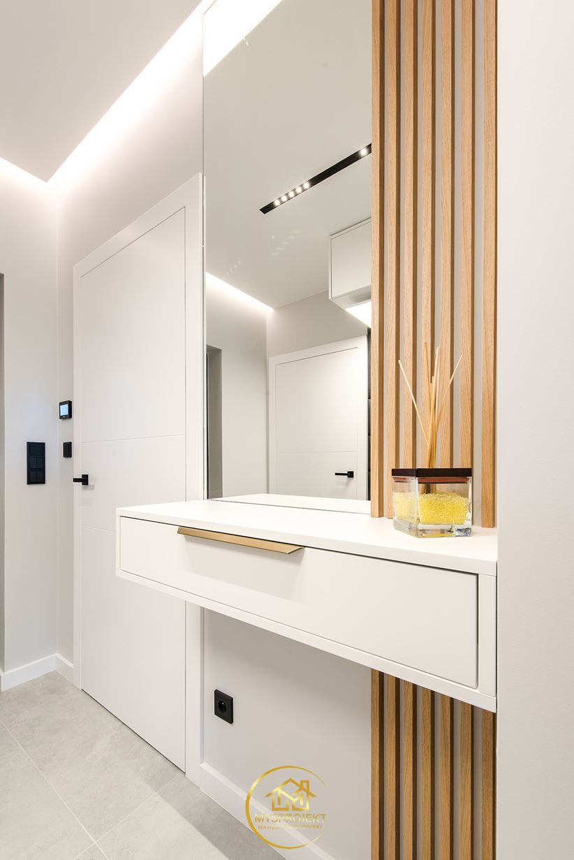 Biała konsola z lamelami w aranżacji przedpokoju