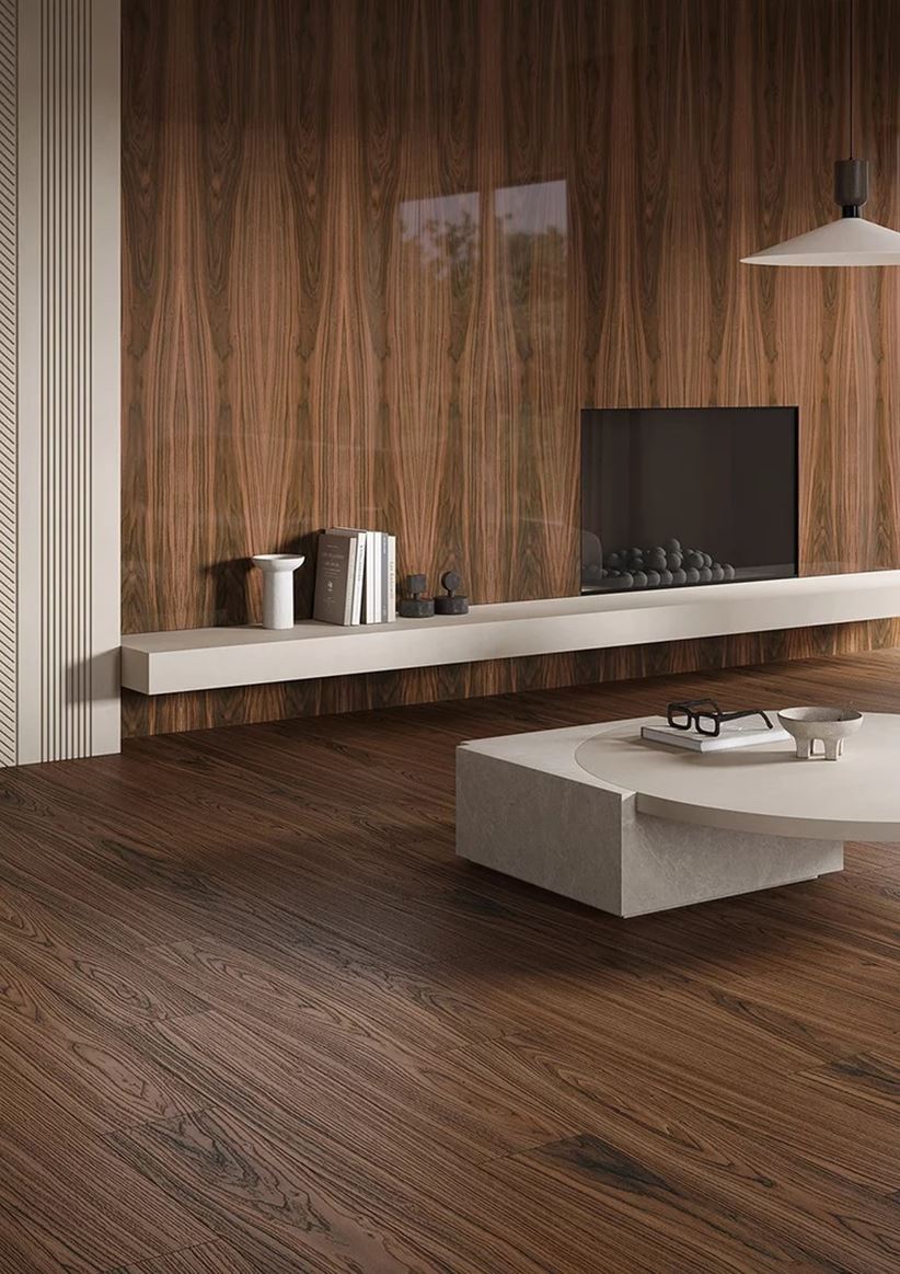 Polerowane drewno w wykończeniu ściany telewizyjnej