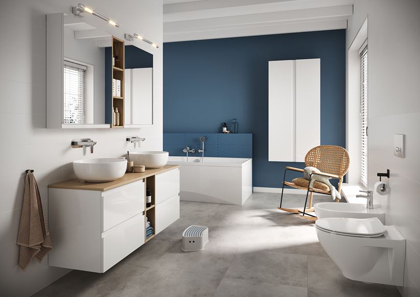 Biała łazienka z niebieską z ścianą