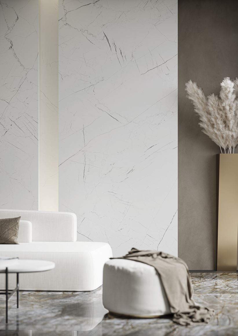 Wielkoformatowy biały marmur w stylowym salonie