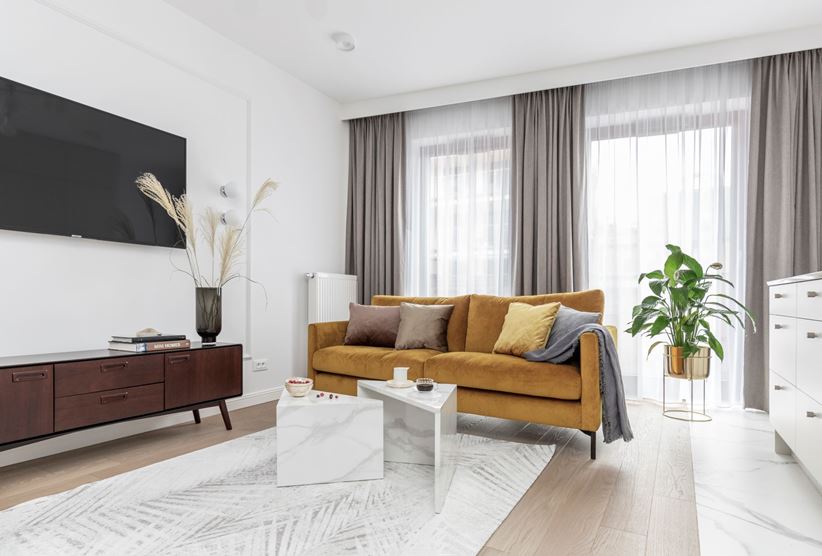 Salon z musztardową kanapą