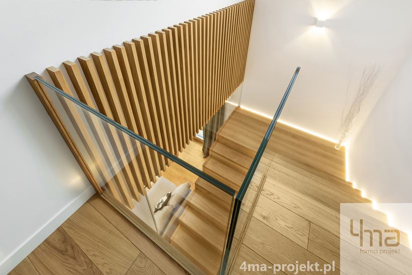 Pomysł na wykończenie klatki schodowej z drewnianymi lamelami