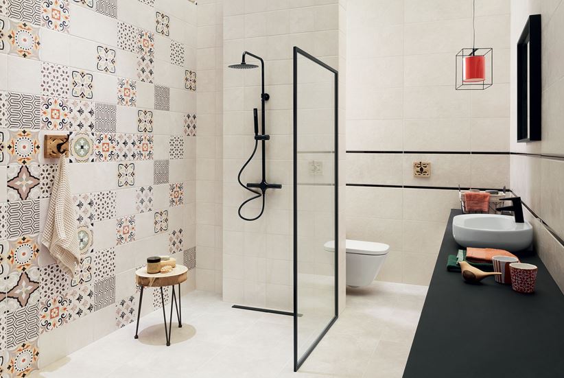 Kremowa łazienka z patchworkową ścianą