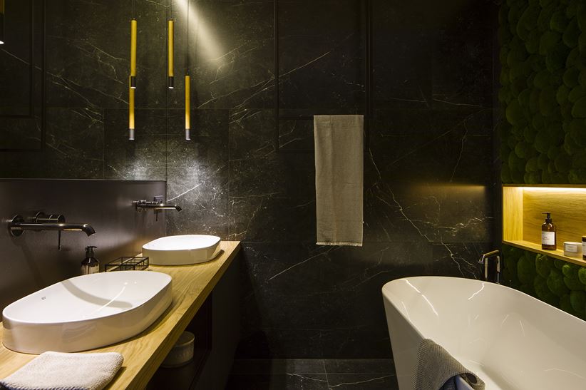 Czarna łazienka SPA  z wolnostojącą wanną