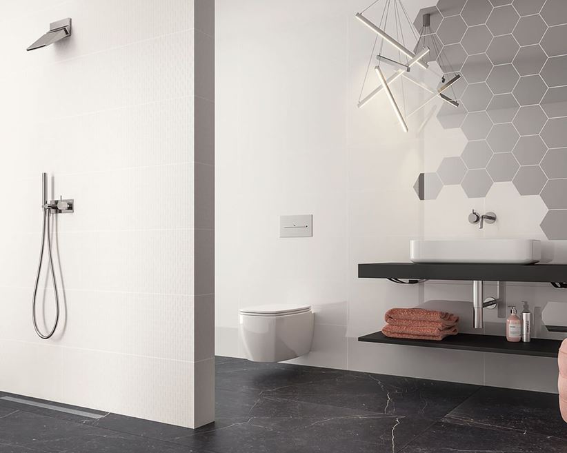 Aranżacja nowoczesnej łazienki z geometrycznymi insertami