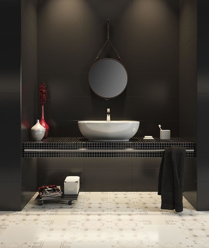 Czarna łazienka z podłogą z dekorami