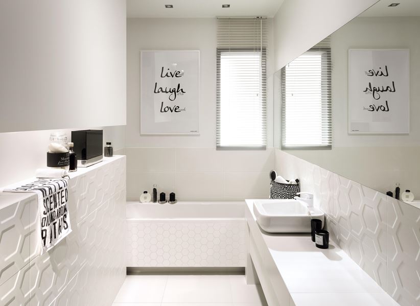 Biała łazienka z fakturowymi płytkami Tubądzin All in white