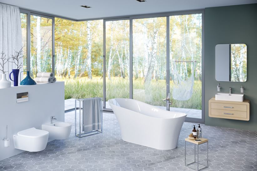 Przestronny salon kąpielowy z wanną wolnosotojącą