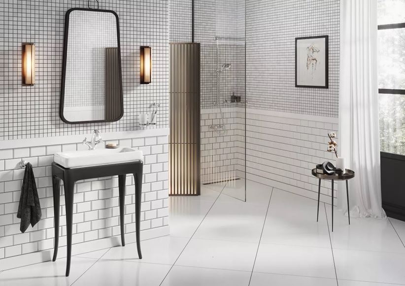 Biała łazienka w cegiełce i mozaice