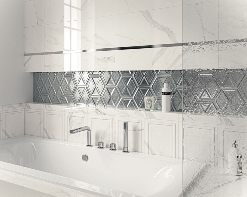Marmur i srebrne heksagony w łazience glamour