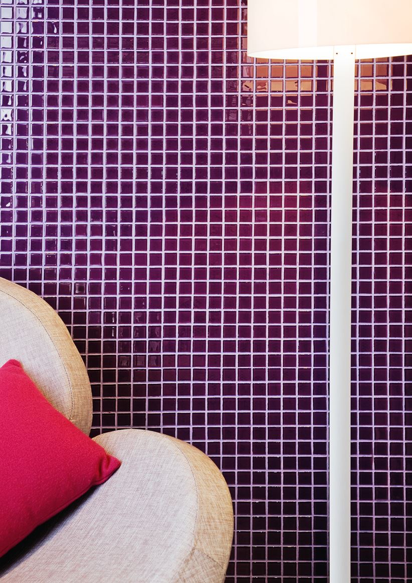 Ściana w salonie w fioletowej mozaice Dunin Glass Mix