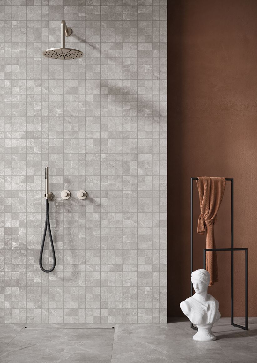 Szara mozaika z motywem kamienia w stylowej łazience
