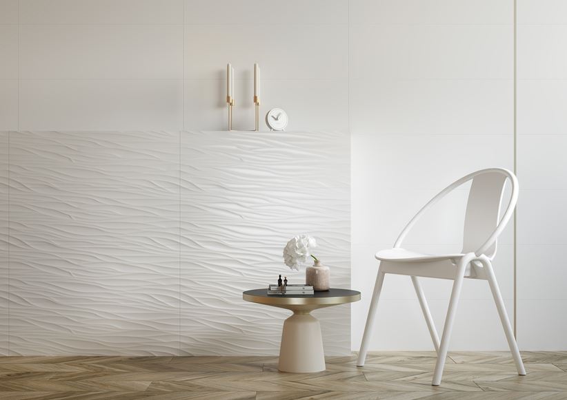 Strukturalna ściana w białej łazience