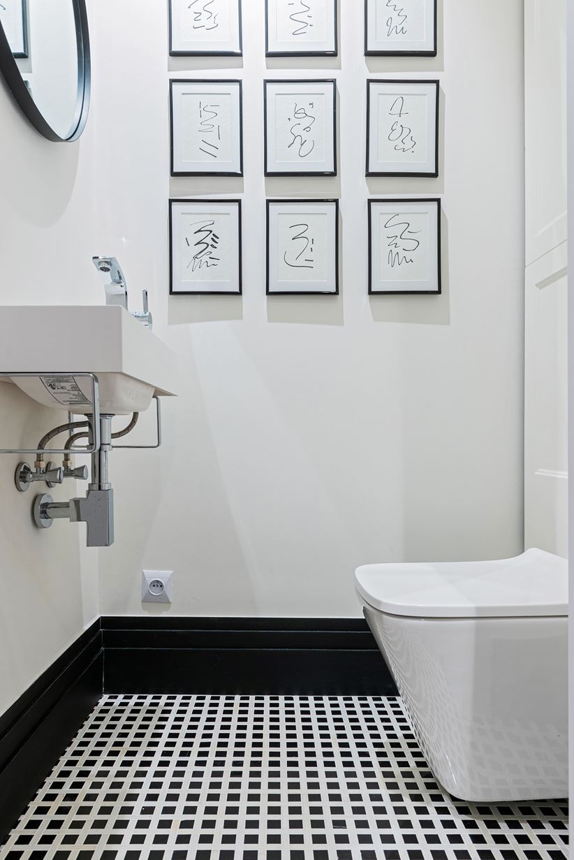 Toaleta z czarno-białą mozaiką na podłodze Black&White