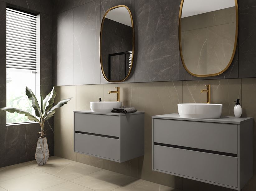 Szara łazienka z kaflami Paradyż Linearstone ze złotymi akcentami