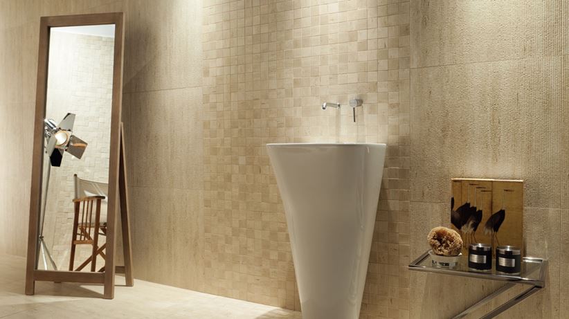 Beżowa łazienka z mozaikową ścianą
