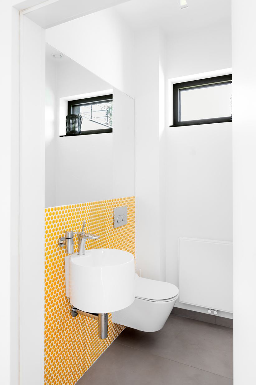 Biała toaleta z żółta mozaiką