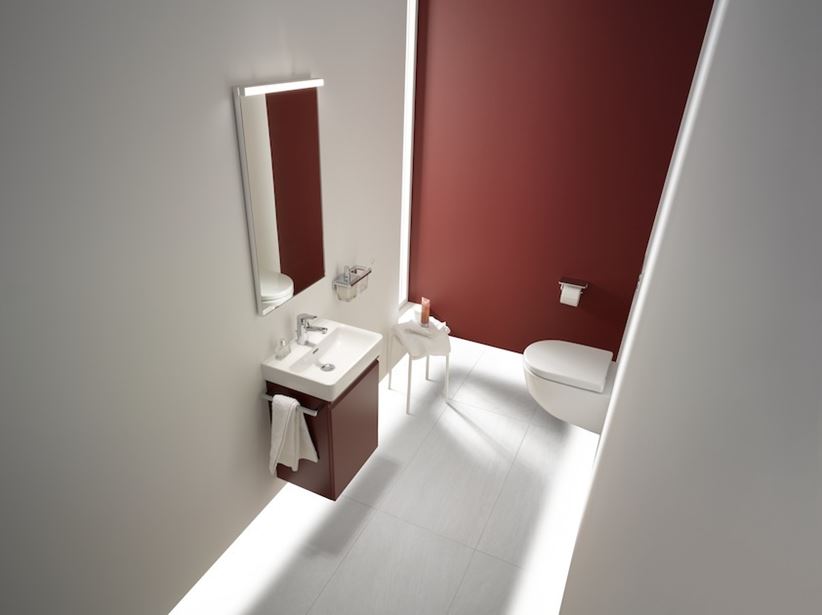 Nowoczesna toaleta z czerwoną ścianą
