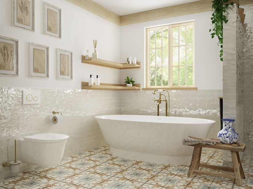Jasna łazienka z patchworkową podłogą w stylu retro