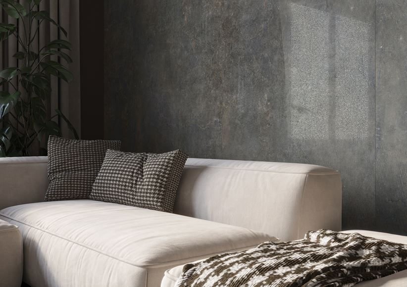 Antracytowe płytki Cerrad Textural w wykończeniu ściany w salonie