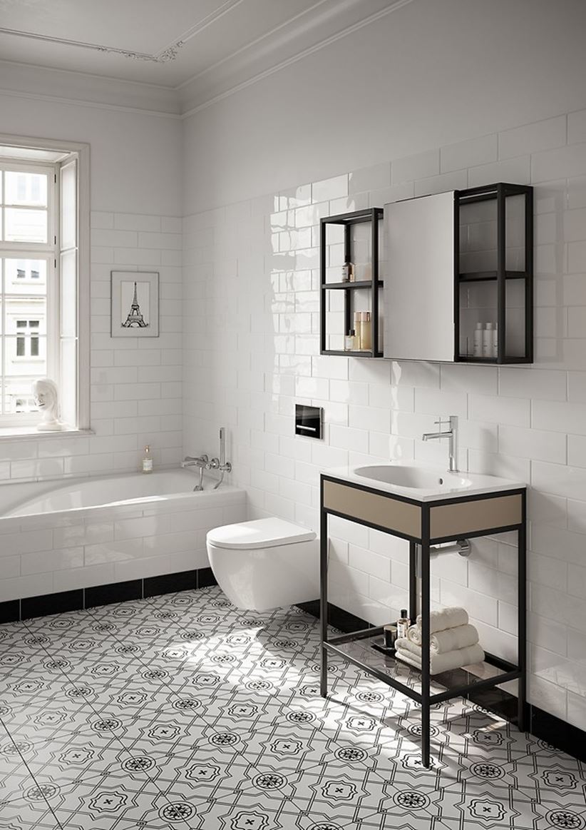 Patchworkowa podłoga i ściana w białych kaflach w łazience z prostokątną wanną