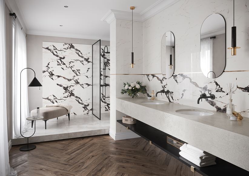 Jasna łazienka glamour z marmurem i drewnem