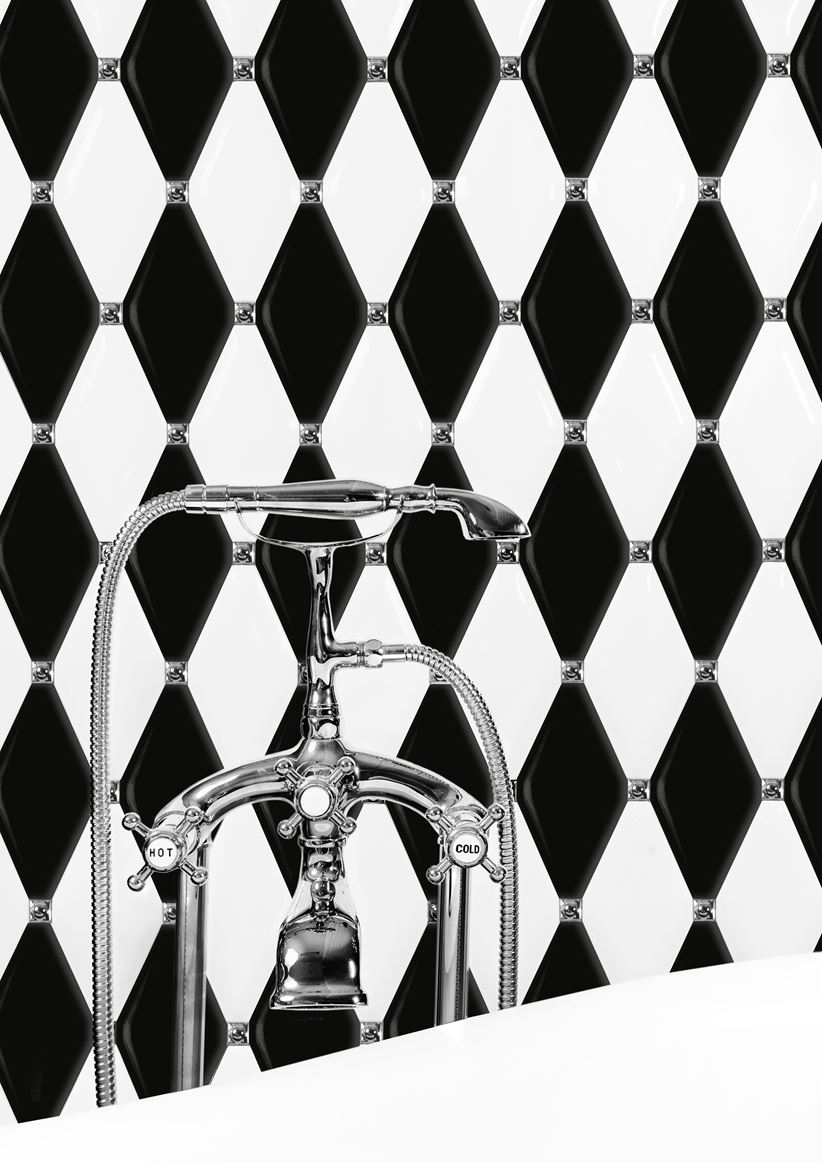 Czarno-biała łazienka glamour z płytkami z kolekcji Dunin Carat Tiles