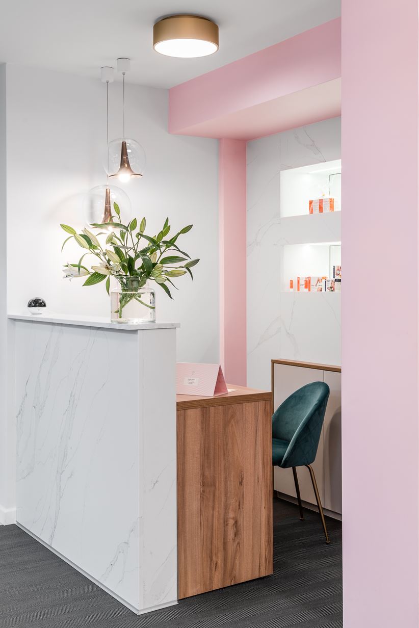 Marmurowo-różowa strefa recepcji w salonie kosmetycznym