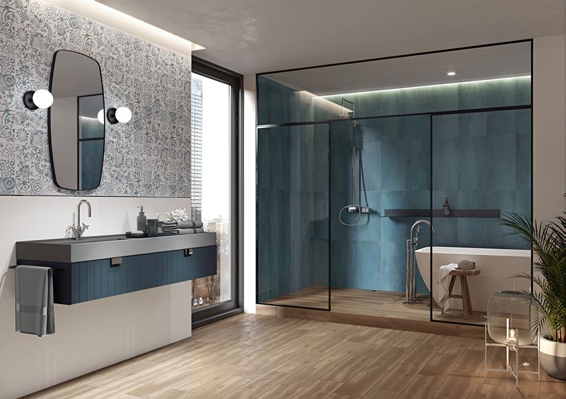 Niebieska łazienka z drewnem i patchworkową ścianą