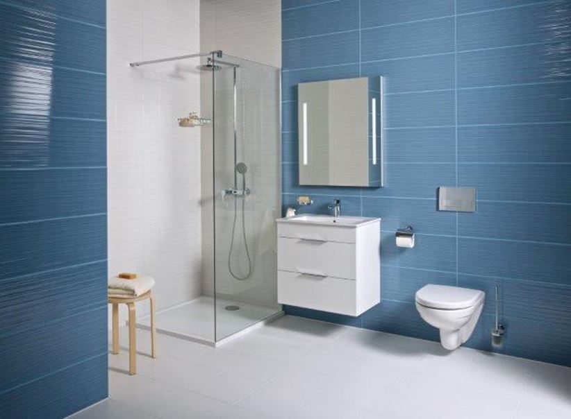 Biało-niebieska łazienka z kabiną walk-in