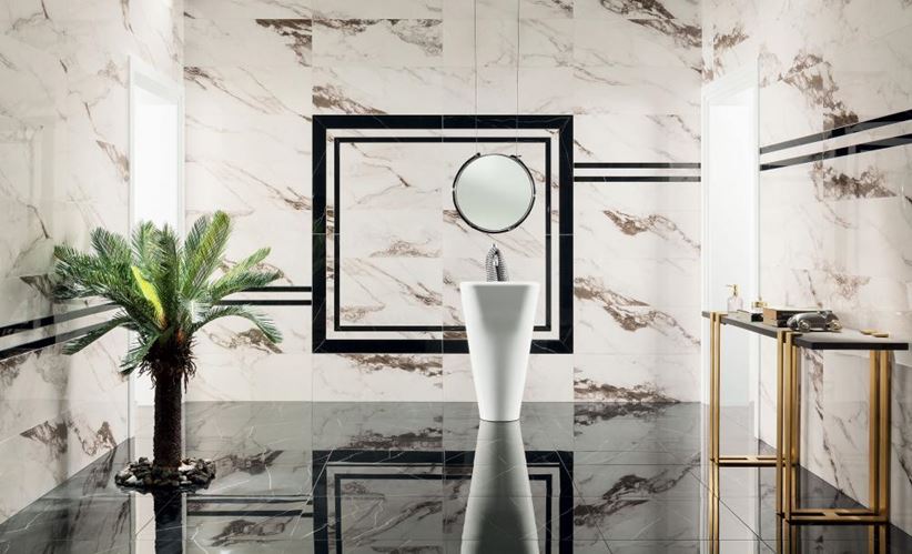 Aranżacja łazienki glamour z marmurowymi płytami
