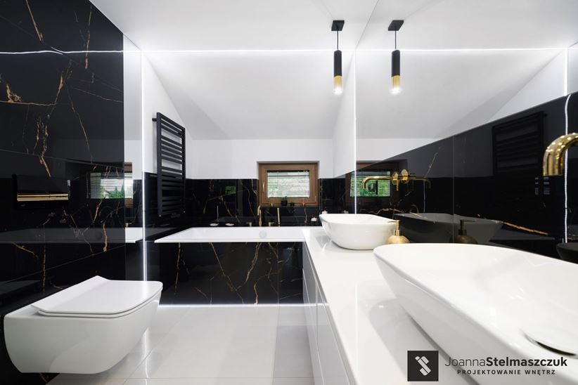 Aranżacja kontrastowej łazienki z bielą i czarnym marmurem