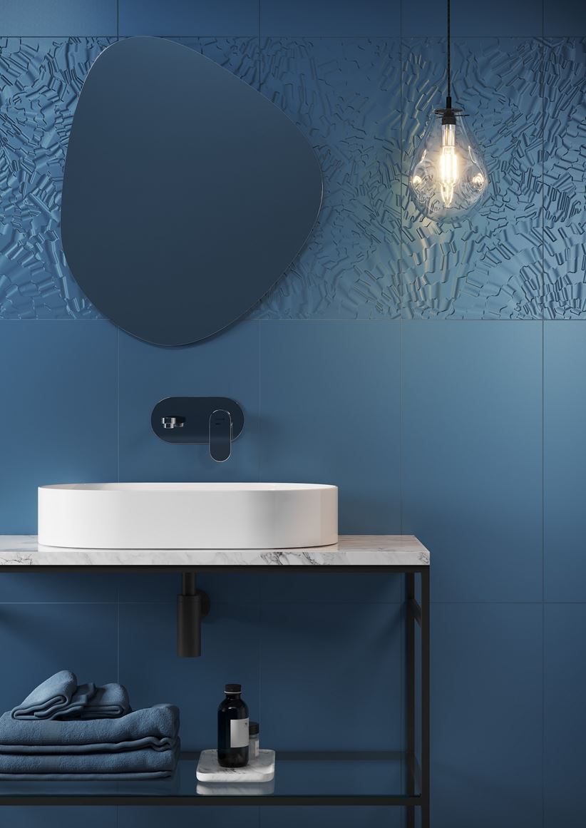 Ściana w łazience z niebieskimi płytkami Cersanit Olalla
