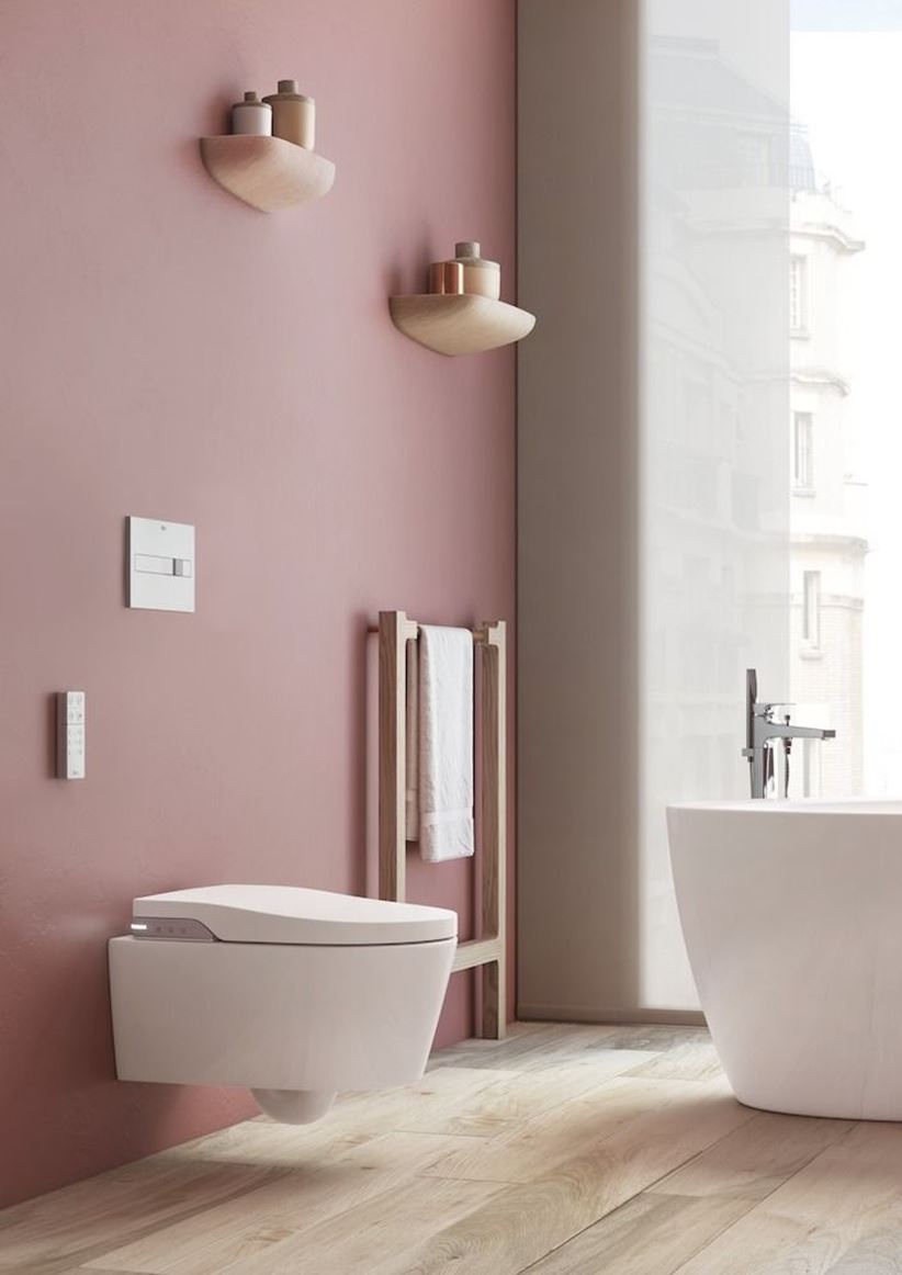 Toaleta myjąca w pastelowej łazience Roca Inspira