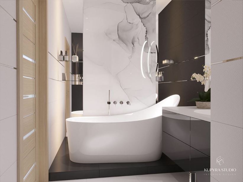 Biało-czarna łazienka z marmurem i wolnostojącą wanną