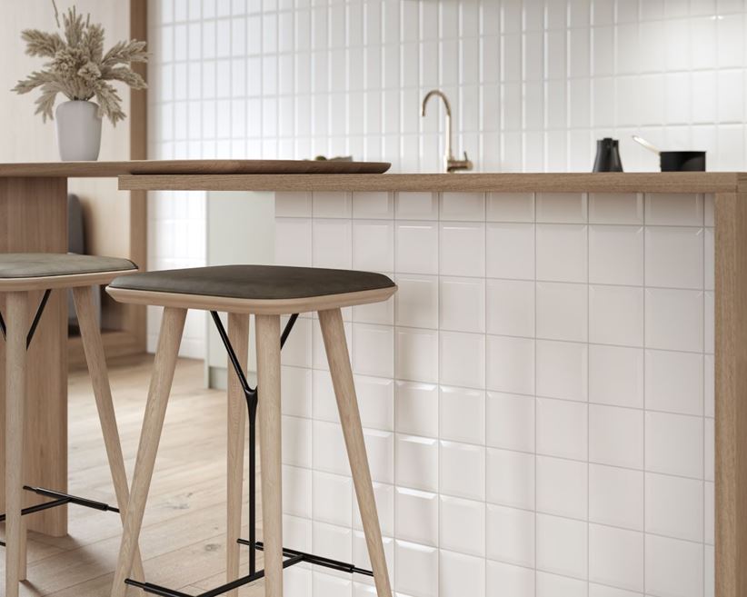 Białe prostokąty i kwadraty w kuchni z drewnem