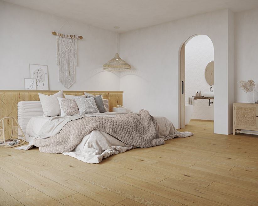 Aranżacja dużej sypialni w drewnianym wykończeniu