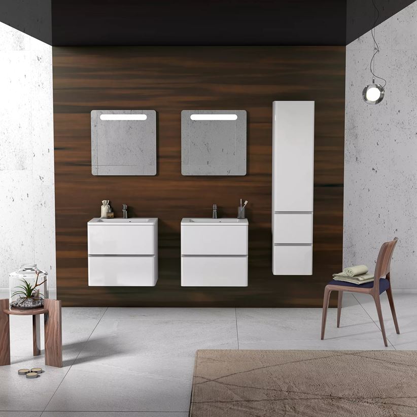 Drewno, kamień i beton w łazience z białymi meblami z kolekcji Oristo Anna