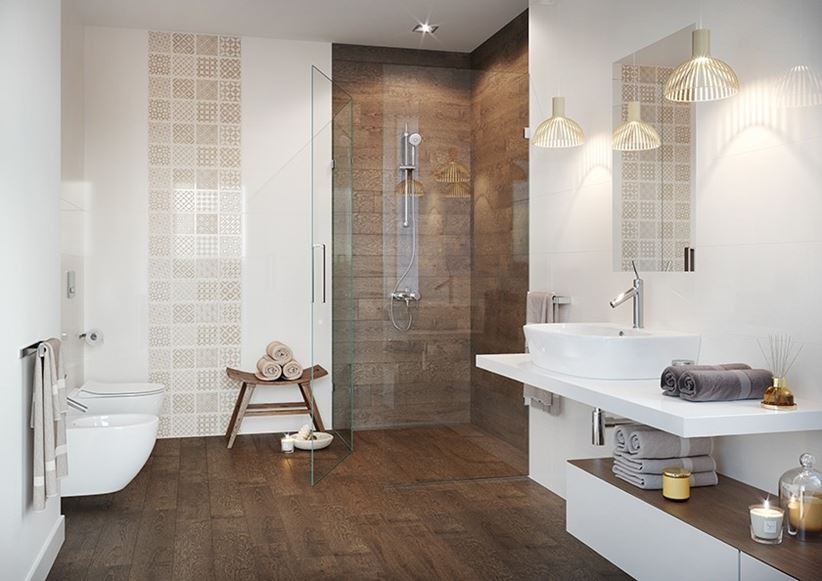 Beżowo-brązowa łazienka z patchworkowymi dekorami