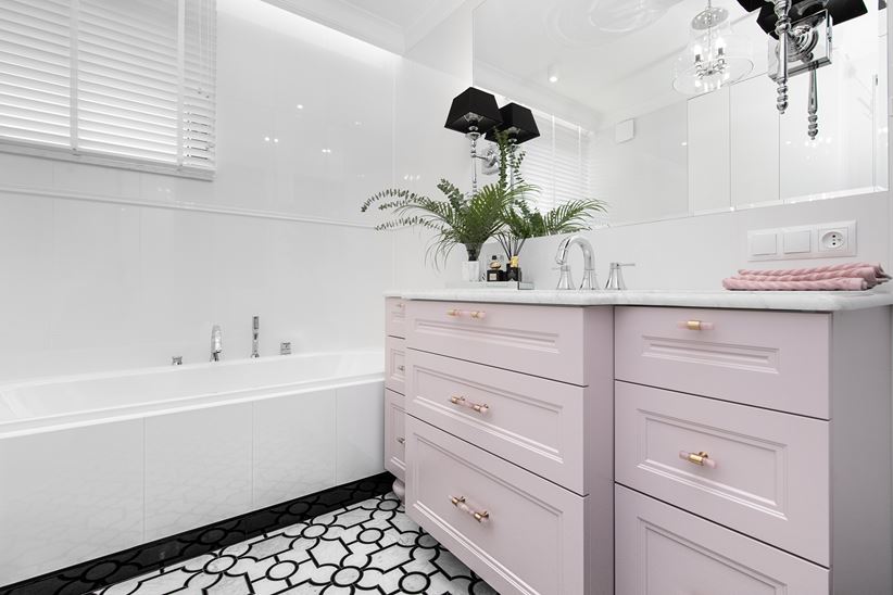 Biała łazienka z pastelową szafką i mozaiką podłogą
