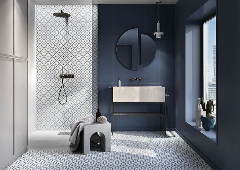 Granatowa łazienka z dekoracyjnym patchworkiem Opoczno