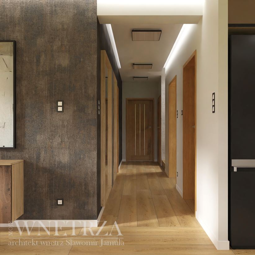 Jasny korytarz z drewnianymi drzwiami