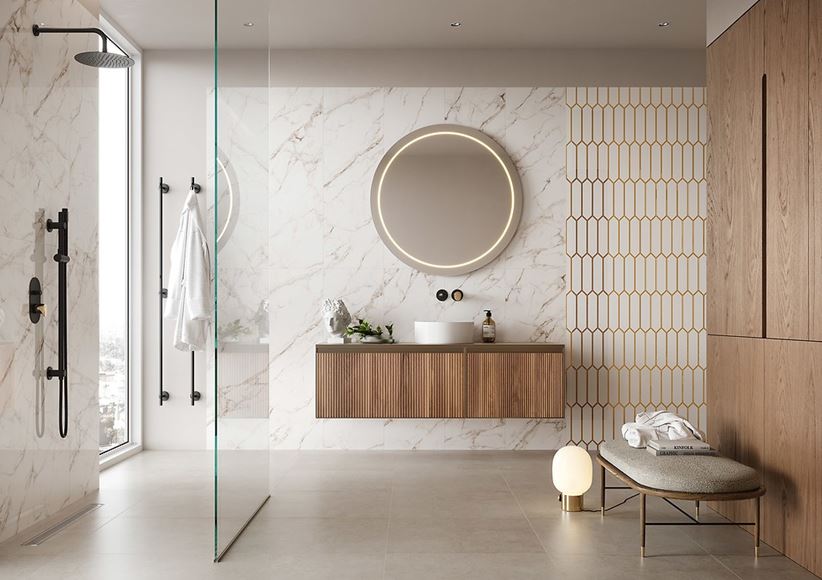 Ekskluzywna łazienka w złoconych dekorach i białym marmurze