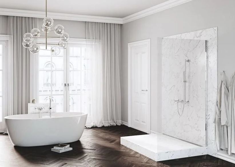 Biała łazienka w stylu glamour z ceramiką wolnostojącą