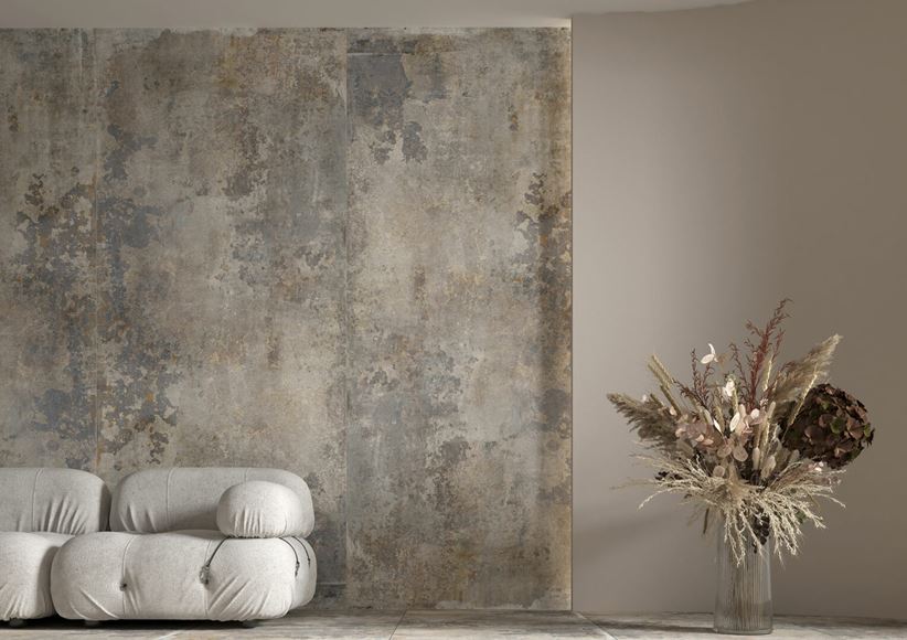 Wielkoformatowe płyty w wykończeniu beżowego salonu