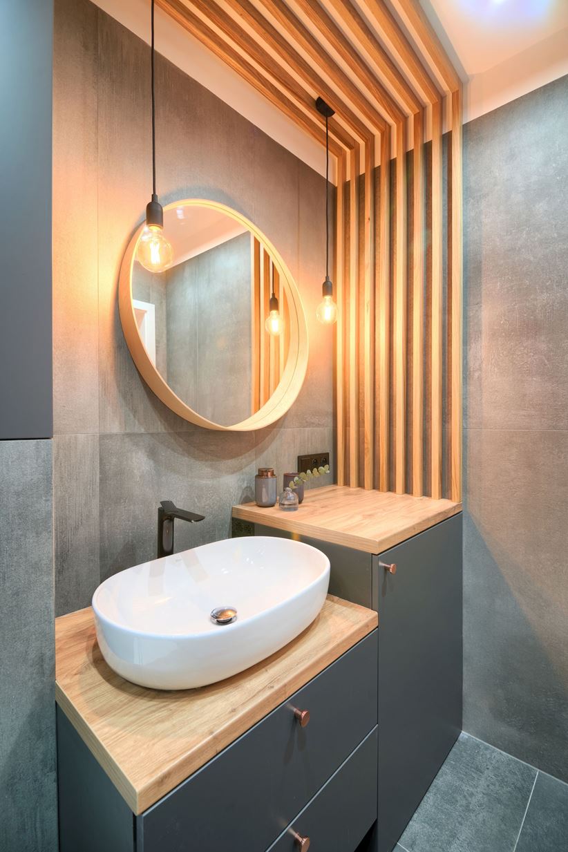 Industrialna łazienka z drewnianymi lamelami
