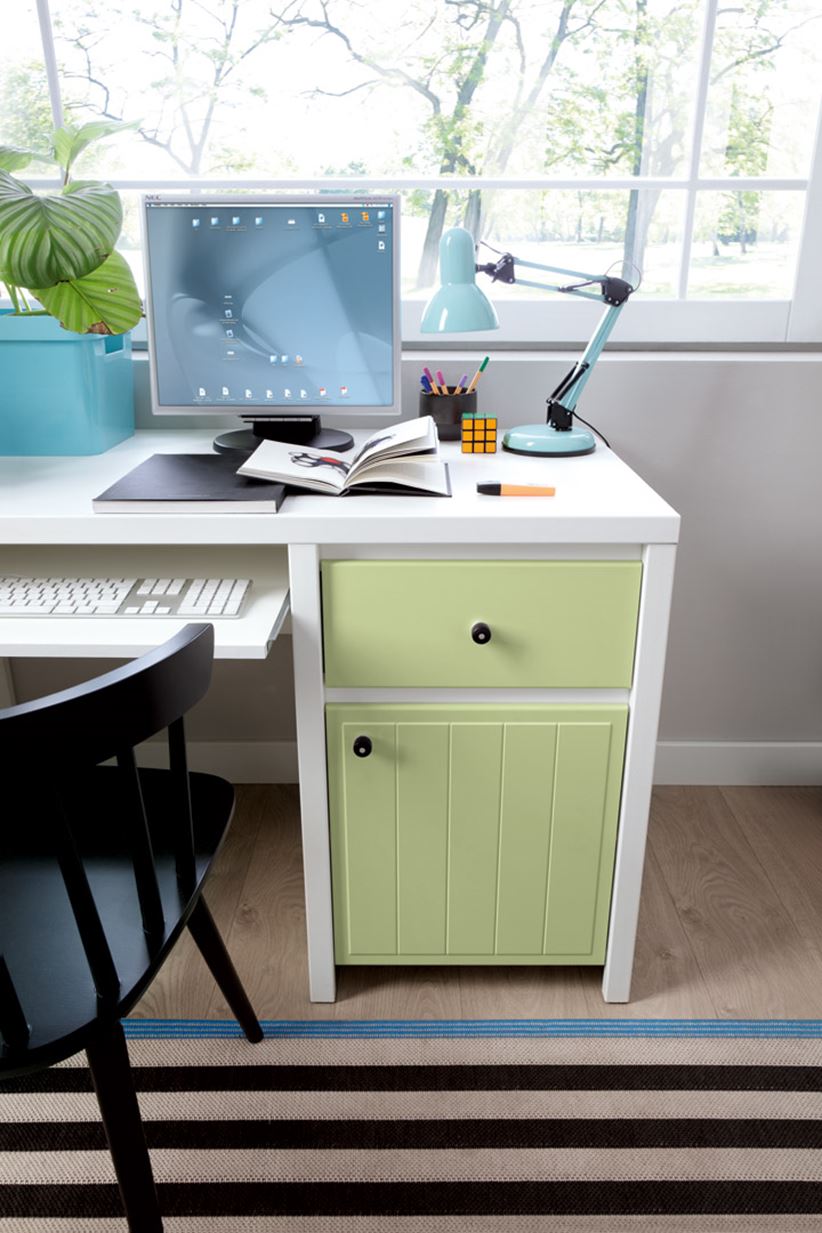 Biało-zielone biurko w pokoju ucznia
